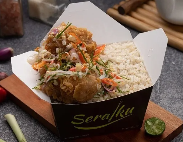 Nasi seraiku dengan topping ayam crispy dan sambal matah yang lezat dan nagih